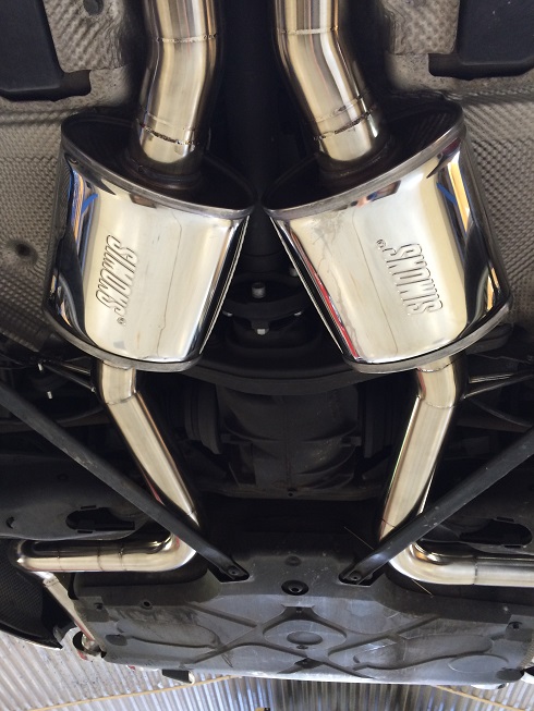 Simons avgasrör monterade på en Mercedes AMG V8